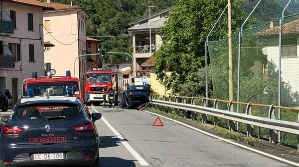 Ribaltamento a Rogno, viabilità in tilt fino alle 18: il sindaco aiuta a dirigere il traffico - La foto