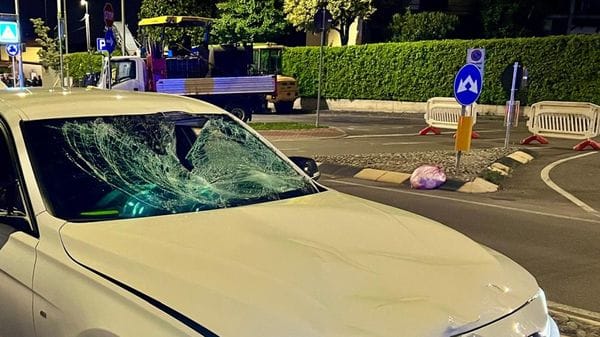 Schianto tra un’auto e una bici, muore ciclista 19enne a Castelli Calepio. Il sindaco: «Strada pericolosa» - Foto e video