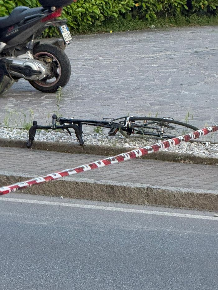 Schianto tra un’auto e una bici, muore ciclista 19enne a Castelli Calepio. Il sindaco: «Strada pericolosa» - Foto e video