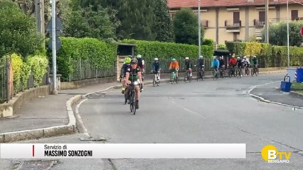 Alpini, in bicicletta all'Adunata nazionale di Genova, per testimoniare solidarietà, amicizia e impegno delle «Penne nere»