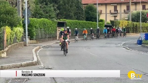 Alpini, in bicicletta all'Adunata nazionale di Genova, per testimoniare solidarietà, amicizia e impegno delle «Penne nere»