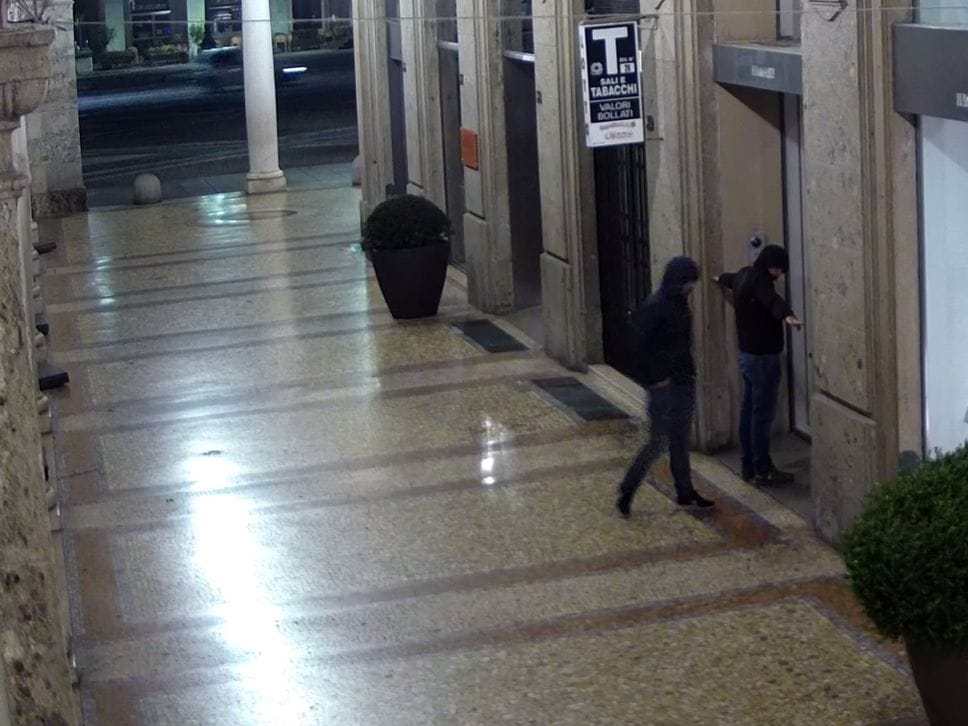 È un insospettabile pensionato 75enne il passante in bici che ha rubato una borsa dalla vetrina infranta di Tiziana Fausti