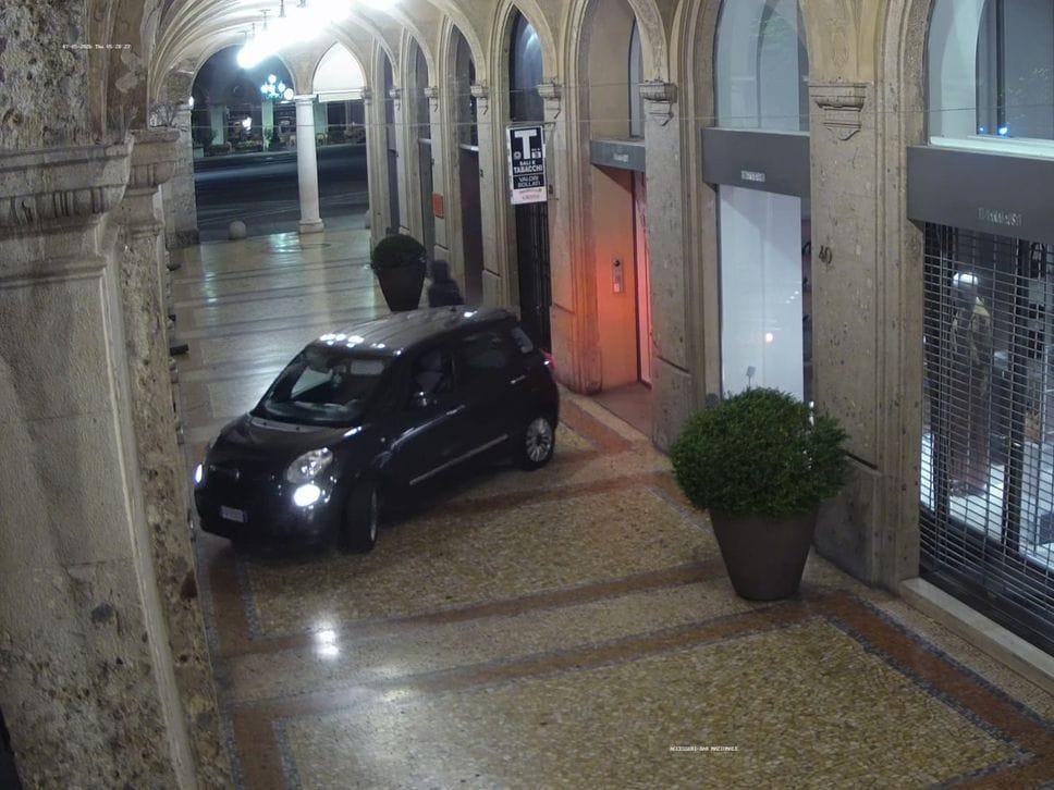 È un insospettabile pensionato 75enne il passante in bici che ha rubato una borsa dalla vetrina infranta di Tiziana Fausti
