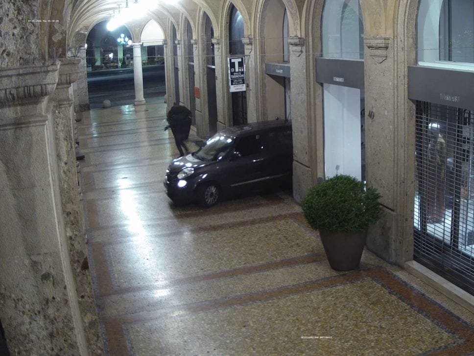 È un insospettabile pensionato 75enne il passante in bici che ha rubato una borsa dalla vetrina infranta di Tiziana Fausti