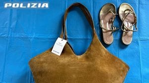 È un insospettabile pensionato 75enne il passante in bici che ha rubato una borsa dalla vetrina infranta di Tiziana Fausti