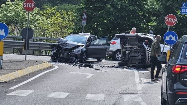 Frontale tra due auto a Ponte Nossa: tre feriti, uno grave -Foto