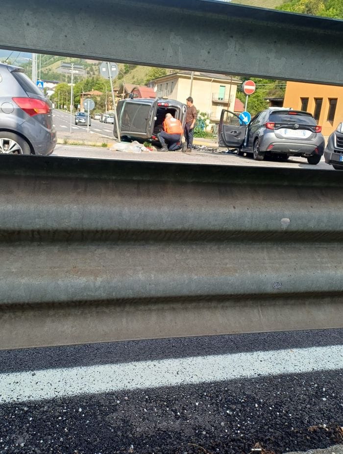 Frontale tra due auto a Ponte Nossa: tre feriti, uno grave -Foto