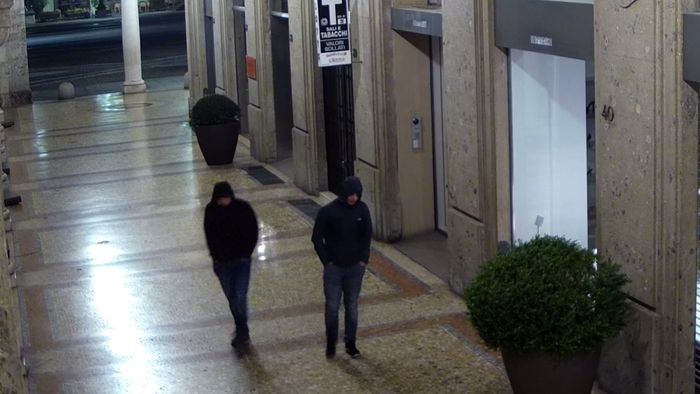 https://storage.ecodibergamo.it/media/photologue/2026/5/8/photos/cache/spaccata-da-tiziana-fausti-bottino-da-300-mila-euro-un-passante-ripreso-mentre_22b075ee-4a5e-11f1-8ff3-b29b100ed173_1920_1080_v3_large_16_9.jpeg
