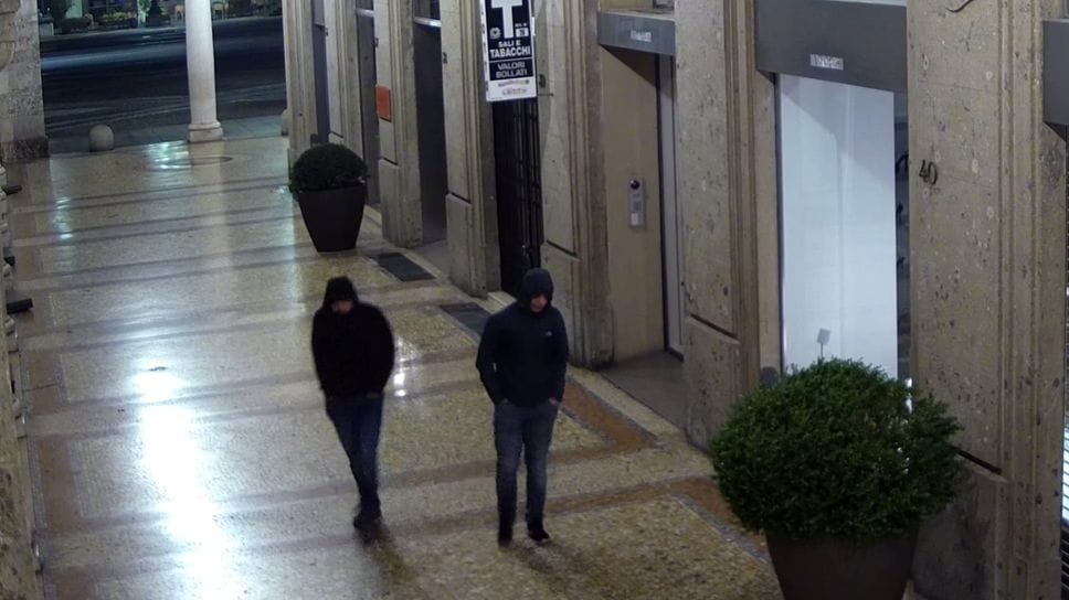 Spaccata da Tiziana Fausti, bottino da 300 mila euro. Un passante ripreso mentre ruba una borsa