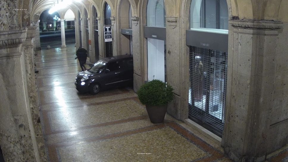 Spaccata da Tiziana Fausti, bottino da 300 mila euro. Un passante ripreso mentre ruba una borsa