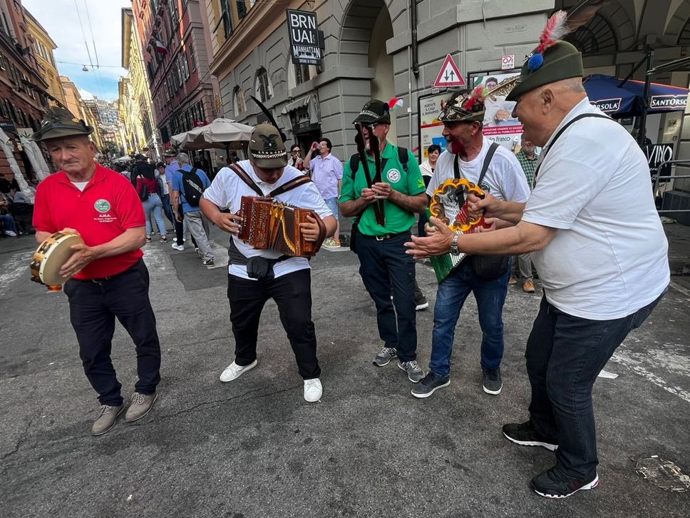 Alpini, a Genova sono 7mila i bergamaschi. Domenica la sfilata - Foto e video