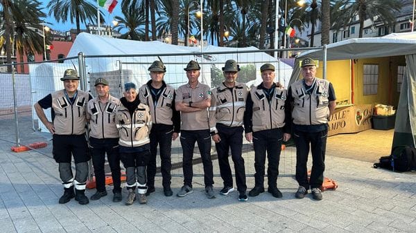 Colto da malore a Genova, lo salvano tre alpini