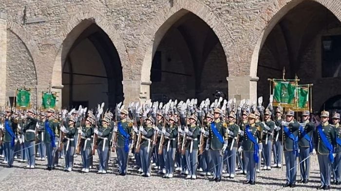 https://storage.ecodibergamo.it/media/photologue/2026/5/9/photos/cache/piazza-cittadella-in-festa-per-gli-allievi-ufficiali-la-guarda-di-finanza-giura_2a712fa2-4b86-11f1-8ff3-b29b100ed173_1920_1080_v3_large_16_9.jpeg