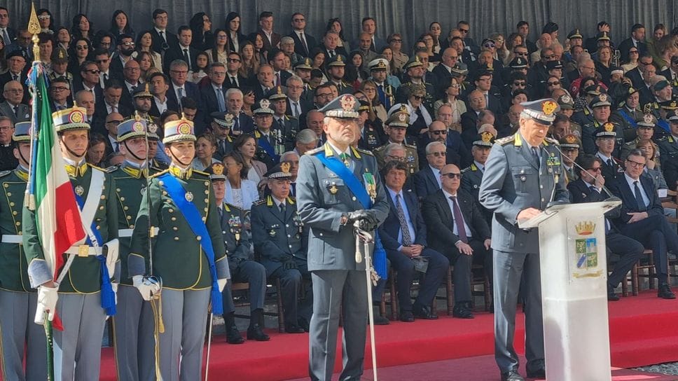 Piazza Cittadella in festa per gli allievi ufficiali: la Guarda di Finanza giura in Città Alta - Foto e video