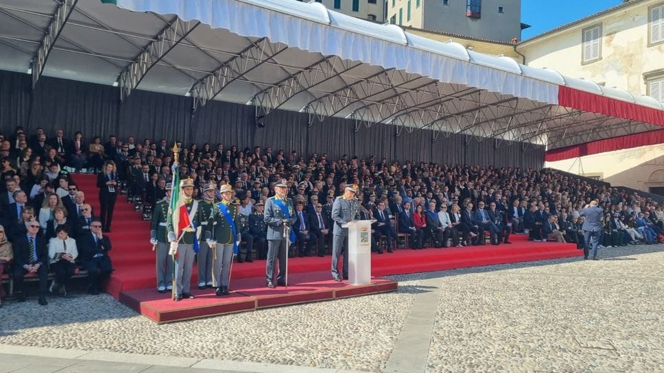 Piazza Cittadella in festa per gli allievi ufficiali: la Guarda di Finanza giura in Città Alta - Foto e video