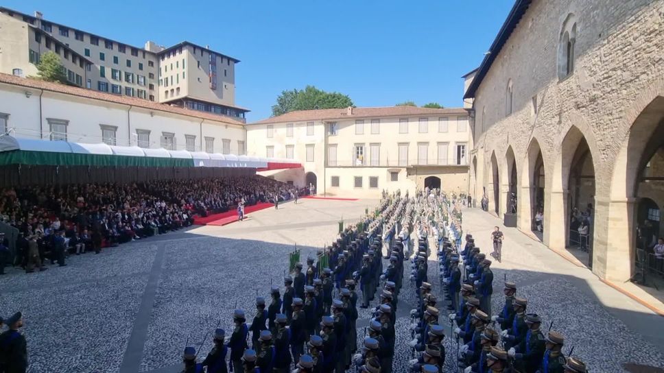 Piazza Cittadella in festa per gli allievi ufficiali: la Guarda di Finanza giura in Città Alta - Foto e video
