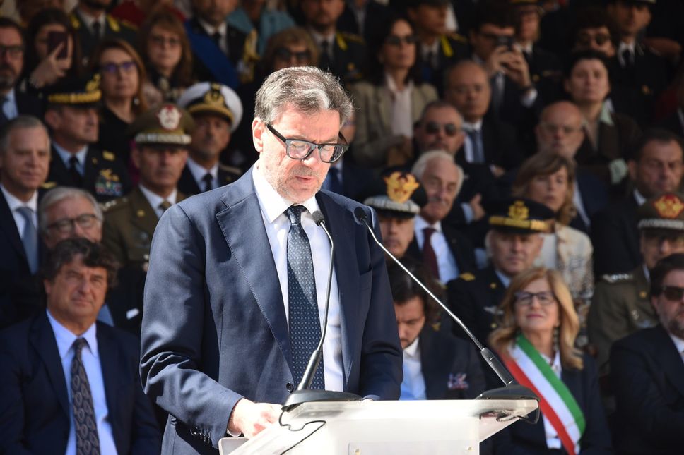 Piazza Cittadella in festa per gli allievi ufficiali: la Guarda di Finanza giura in Città Alta - Foto e video