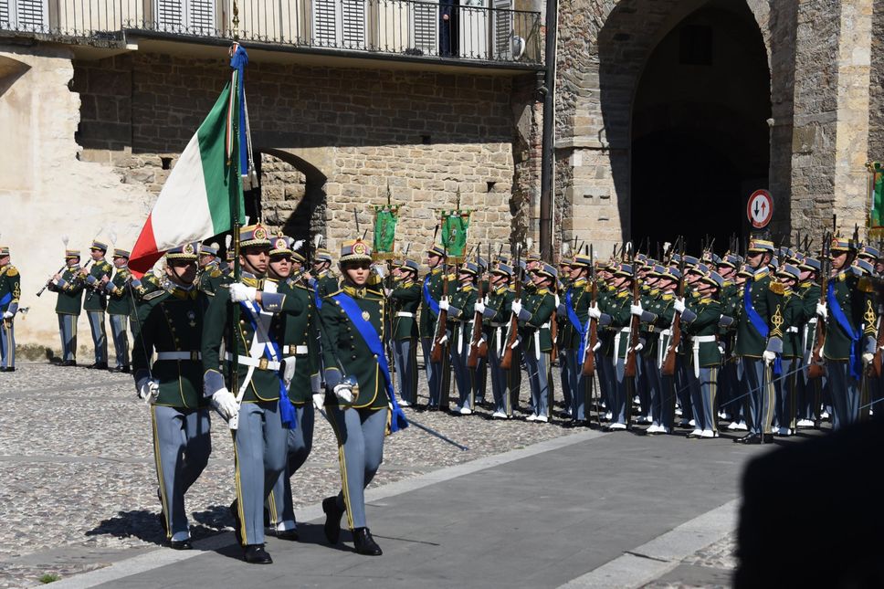 Piazza Cittadella in festa per gli allievi ufficiali: la Guarda di Finanza giura in Città Alta - Foto e video