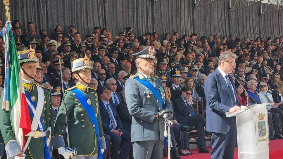 Piazza Cittadella in festa per gli allievi ufficiali: la Guarda di Finanza giura in Città Alta - Foto e video