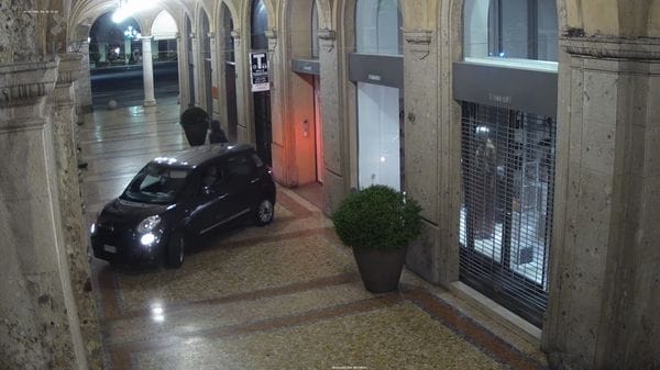 Spaccata da Tiziana Fausti, l’auto della banda rubata a Torino. Pd: Il Viminale agisca. Lega: Verrà in città