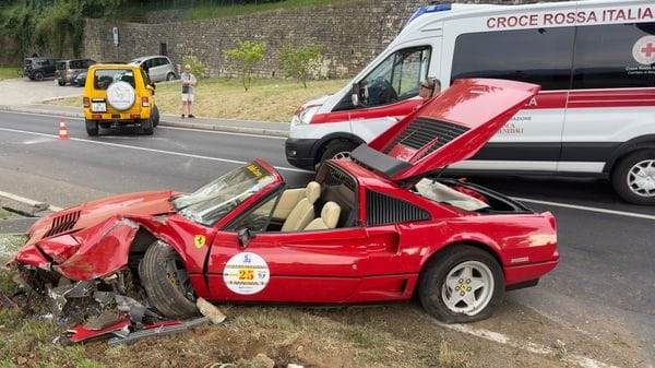 Ferrari storica contro un albero al Bergamo Historic Gran Prix