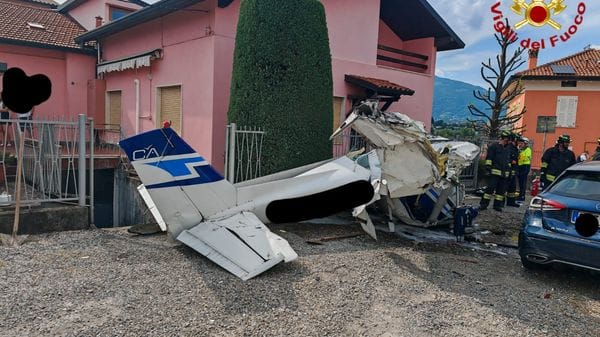 Ultraleggero cade tra le case e le auto  a Valbrembo: un morto e un ferito