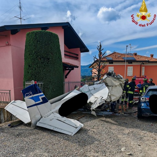Ultraleggero in fase di atterraggio si schianta su una strada adiacente ...
