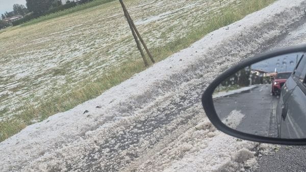 Forti raffiche di vento e fitta grandinata nella Bergamasca - Foto