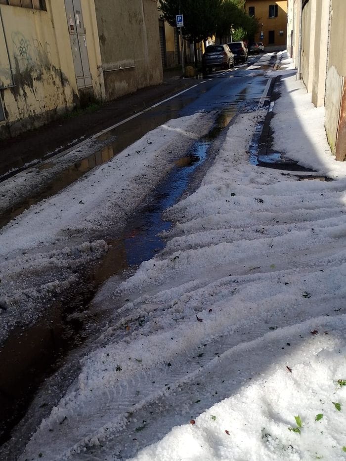Forti raffiche di vento e fitta grandinata nella Bergamasca - Foto