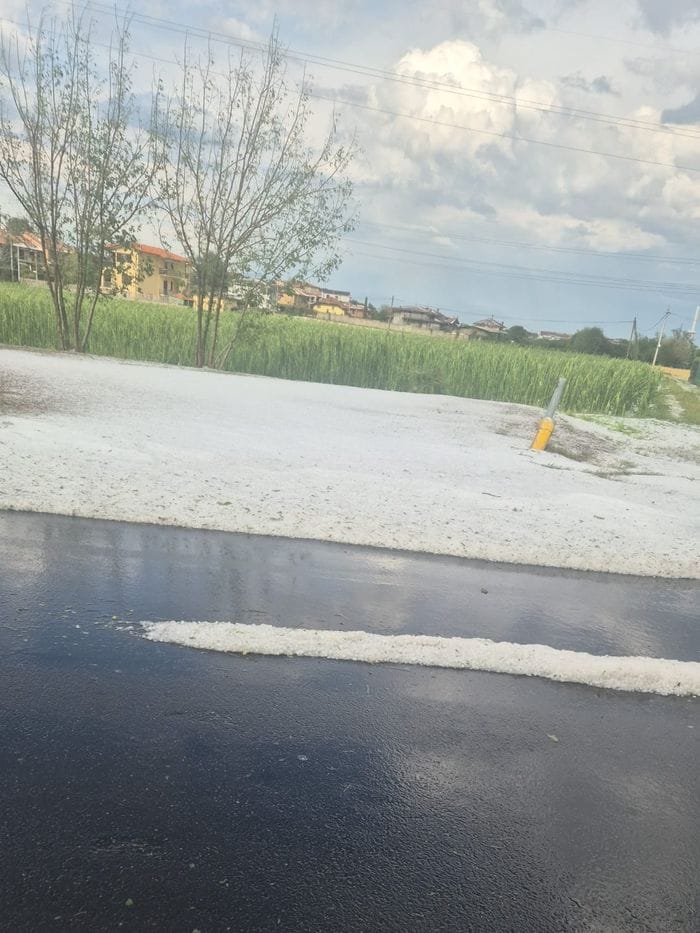 Forti raffiche di vento e fitta grandinata nella Bergamasca - Foto