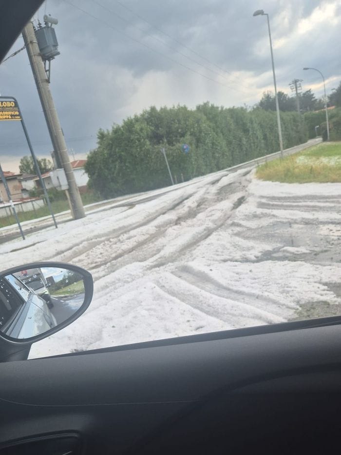 Forti raffiche di vento e fitta grandinata nella Bergamasca - Foto