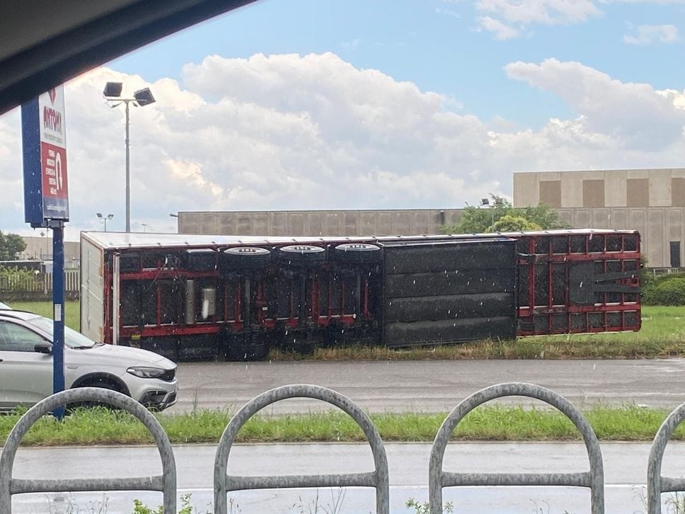 Forti raffiche di vento e fitta grandinata nella Bergamasca - Foto