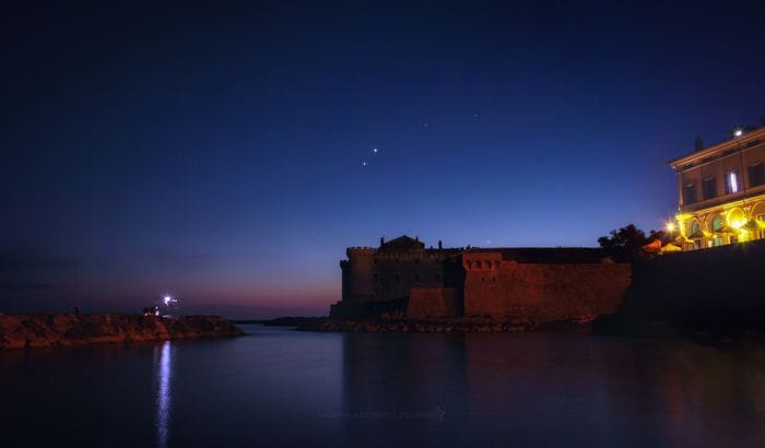 L'abbraccio tra Venere e Giove illumina il litorale laziale 