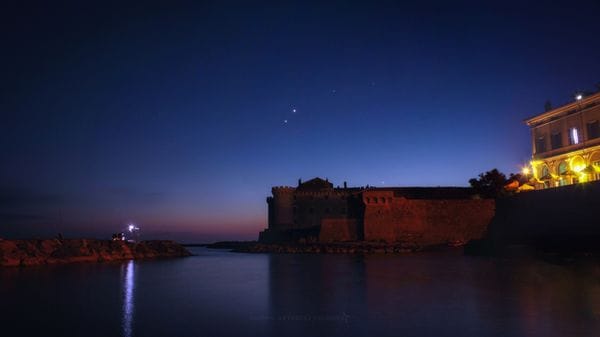 L'abbraccio tra Venere e Giove illumina il litorale laziale 