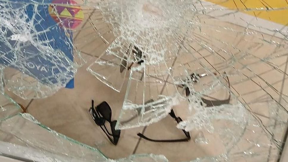 Lallio, sfondano la vetrina dell’ottica. Rubate 100 montature di lusso