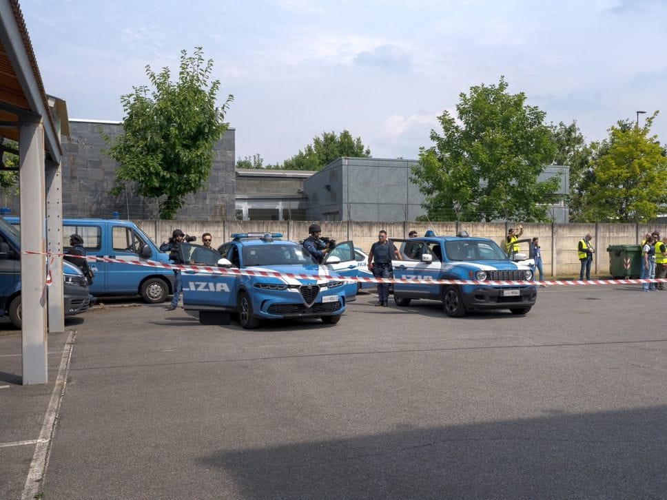 Studente armato e ostaggi in classe: la maxi esercitazione della Polizia a Bergamo - Foto