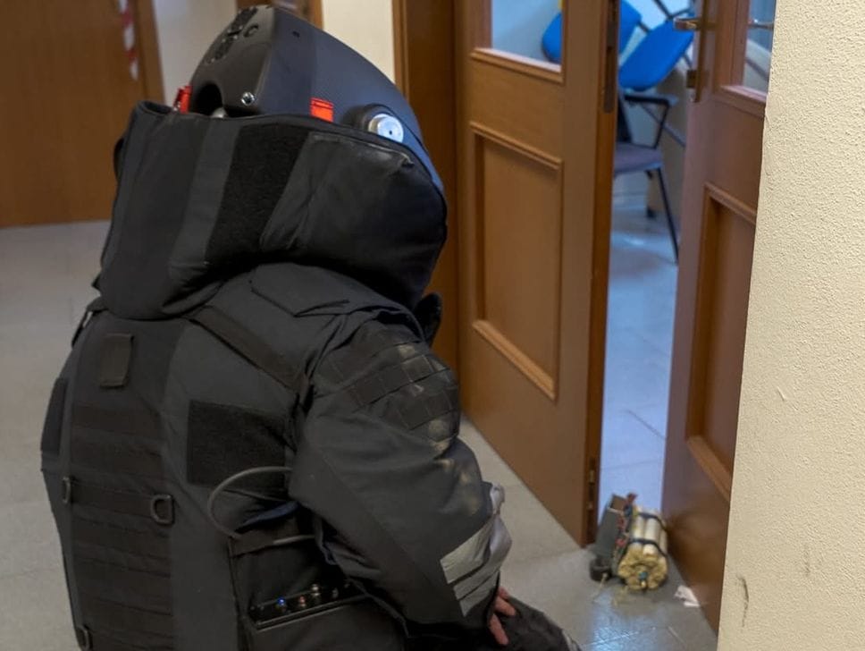 Studente armato e ostaggi in classe: la maxi esercitazione della Polizia a Bergamo - Foto