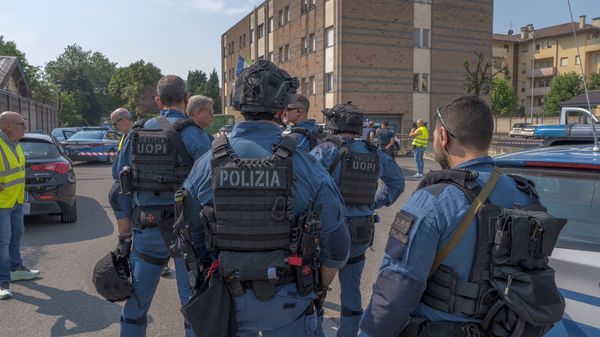 Studente armato e ostaggi in classe: la maxi esercitazione della Polizia a Bergamo - Foto