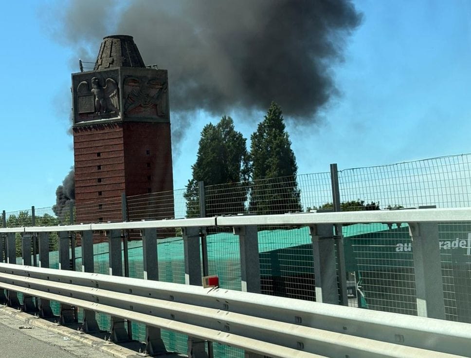 Camion a fuoco sulla A4: traffico in tilt e chilometri di coda - Le foto
