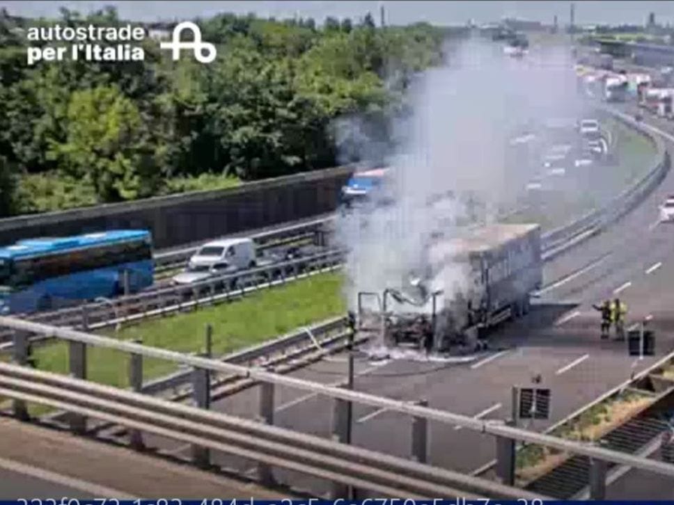 Camion a fuoco sulla A4: traffico in tilt e chilometri di coda - Le foto