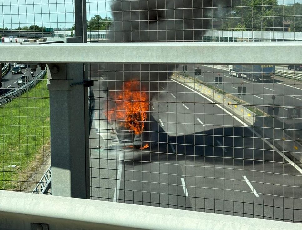 Camion a fuoco sulla A4: traffico in tilt e chilometri di coda - Le foto