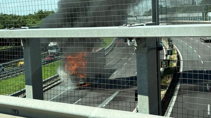 camion a fuoco sulla a4 traffico in tilt e chilometri di coda le foto da Ecodibergamo.it camion a fuoco sulla a4 traffico in tilt e chilometri di coda le foto