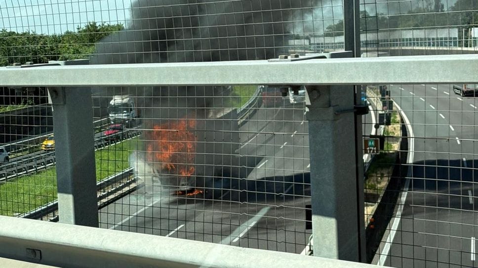 Camion a fuoco sulla A4: traffico in tilt e chilometri di coda - Le foto