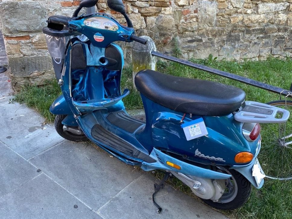 Città Alta, suv incastrato nel portone della Fara: distrutte tre moto in sosta -Foto