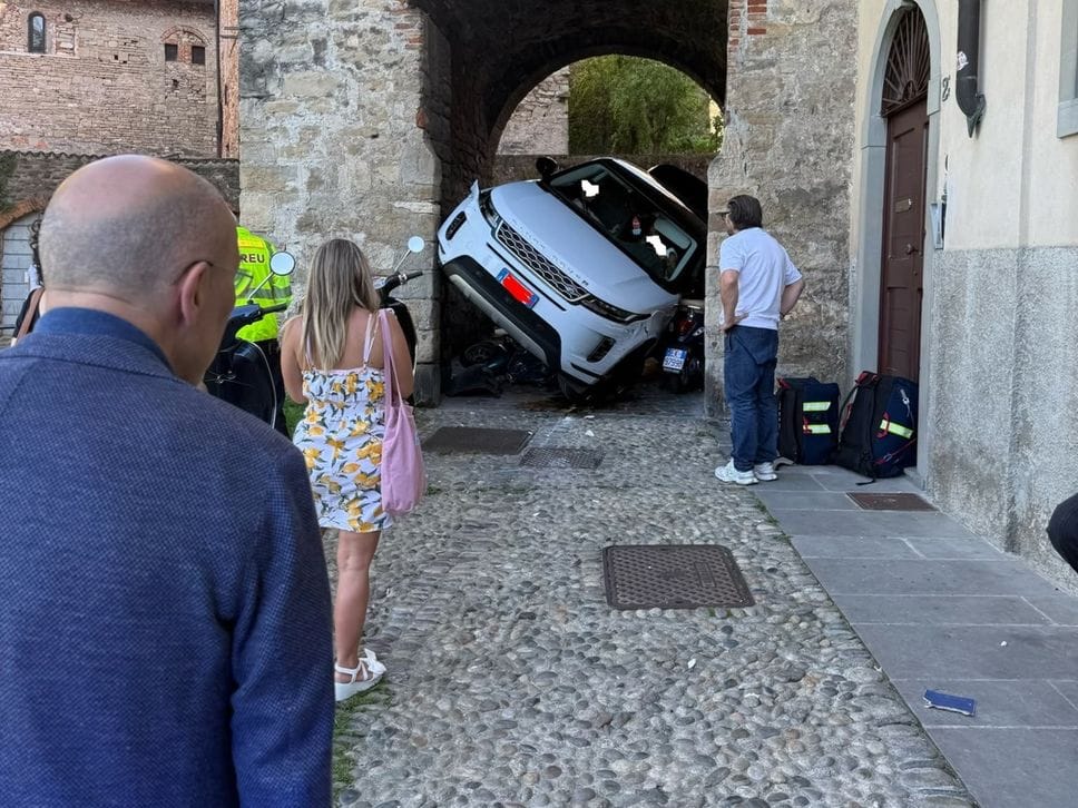 Città Alta, suv incastrato nel portone della Fara: distrutte tre moto in sosta -Foto