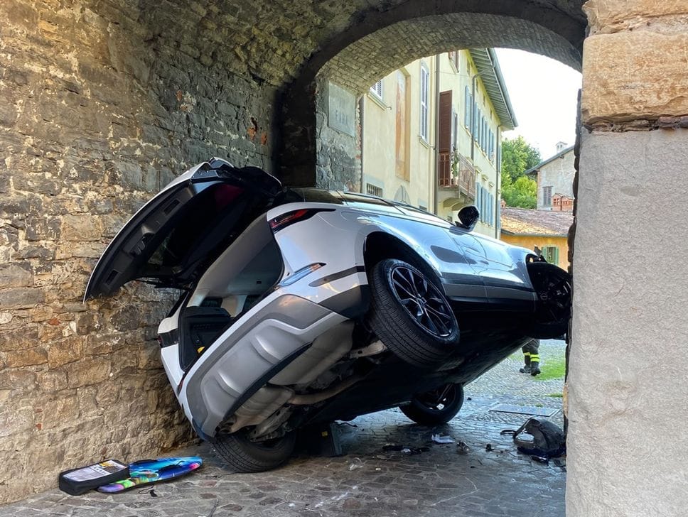 Città Alta, suv incastrato nel portone della Fara: distrutte tre moto in sosta -Foto