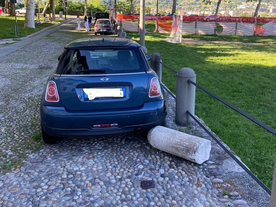 Città Alta, suv incastrato nel portone della Fara: distrutte tre moto in sosta -Foto
