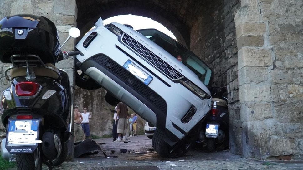 Città Alta, suv incastrato nel portone della Fara: distrutte tre moto in sosta -Foto