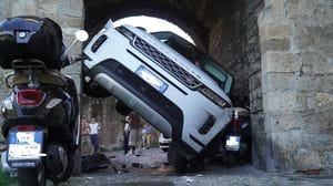 Città Alta, suv incastrato nel portone della Fara: distrutte tre moto in sosta -Foto