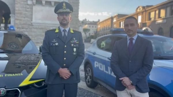 Falsi investimenti nelle auto di lusso, blitz tra Bergamo e altre sei province - Foto e video